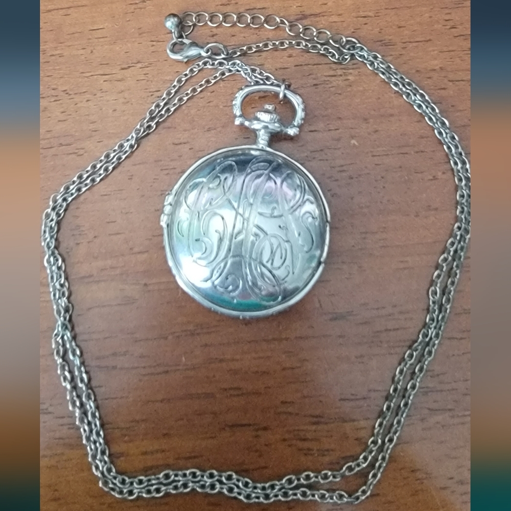 Silver color locket magnetic 24in